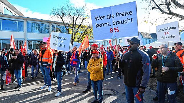 Aufgrund der steigenden Lebenshaltungskosten fordern derzeit auch in Singen Mitarbeiter der Metall- und Elektrobetriebe acht Prozent ...