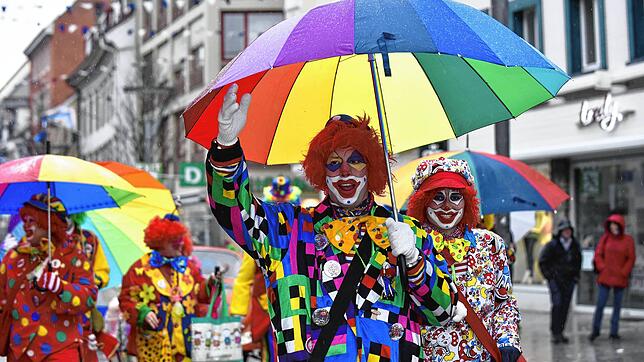 Sonnen- oder Regenschirm? Wie hier für die Villinger Südstadtclowns könnte es sich an manchen Tagen in der Fasnet anbieten, einen ...