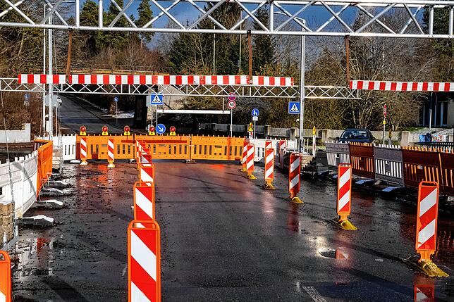 Hier geht nichts mehr: Die Peterzeller Straße ist mal wieder dicht.