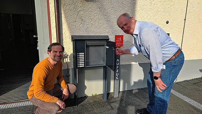 Christoph Huber (links) Fachbereichsleitung Zentrale Verwaltung, leerte am Montag um 18 Uhr den Briefkasten des Rathauses. Eine weitere ...