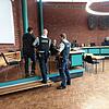 Der 35-jährige Deutsche mit irakischen Wurzeln wird von Justizbeamten in den Schwurgerichtssaal des Landgerichts Konstanz geführt.