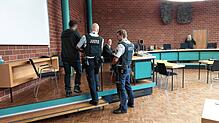 Der 35-jährige Deutsche mit irakischen Wurzeln wird von Justizbeamten in den Schwurgerichtssaal des Landgerichts Konstanz geführt.