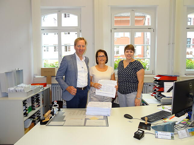 Ausgezählt: Die Mitarbeiter des Bürgerbüros haben die Listen geprüft. Am Ende vermelden sie 4908 gültige Unterschriften. Damit war das ...