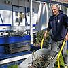 Hat im Moment noch genügend Anderes zu tun &ndash; beispielsweise im Garten: Tanke-Betreiber Christoph Manz hat jetzt seine Kneipe ...