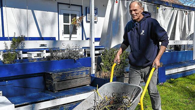 Hat im Moment noch genügend Anderes zu tun &ndash; beispielsweise im Garten: Tanke-Betreiber Christoph Manz hat jetzt seine Kneipe ...