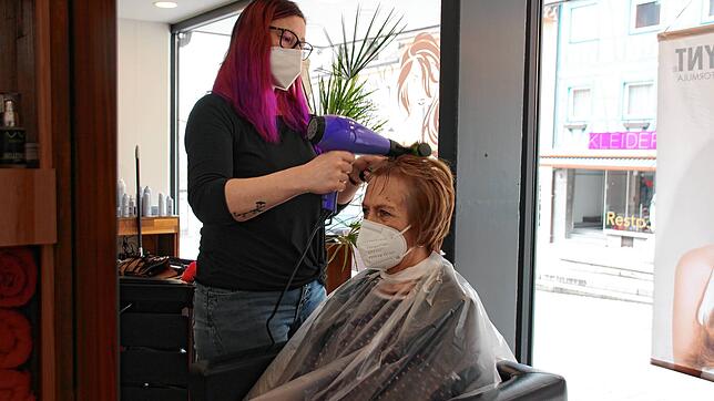 Nach monatelanger Schließung darf sie endlich wieder arbeiten: Mandy Harms, Inhaberin des Friseursalons Hairs and more in Stockach, ...