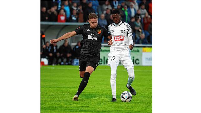 Villingens Angreifer Ibrahima Diakité (rechts) im Duell mit Andreij Schlicht vom FC Holzhausen. Diakité sicherte dem FC 08 mit seinem ...