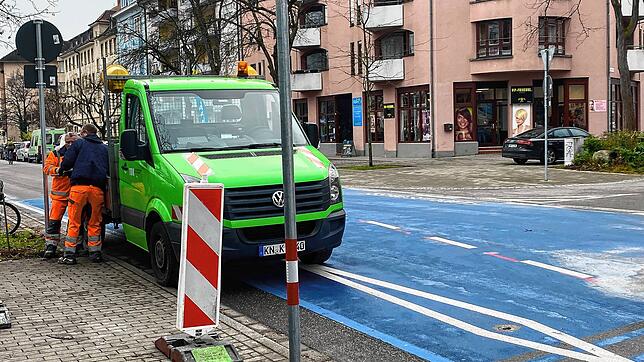 6. Dezember, mittags: Der Poller in der Fahrradstraße ist zum vierten Mal umgefahren, an seiner Stelle ist nur ein Loch in der Straße. ...