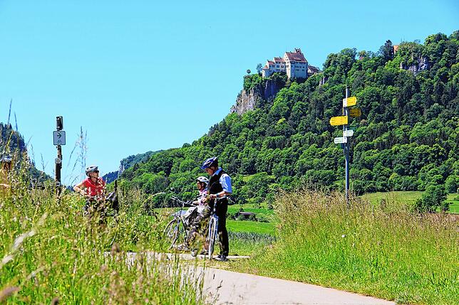 So sieht Tourismus im Idealfall aus: Radwanderer befahren ein Stück des Donauradwanderwegs unterhalb von Beuron. Im Hintergrund Schloss ...