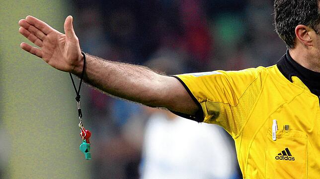 Fußball-Schiedsrichter bekommen während einer Partie oft Gegenwind &ndash; von Spielern, Trainer und auch Fans.