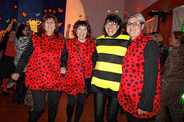 Süße „Marienkäfer“ treffen eine fleißige „Biene“ – bei der Frauenfasnacht ist „tierisch was los“.