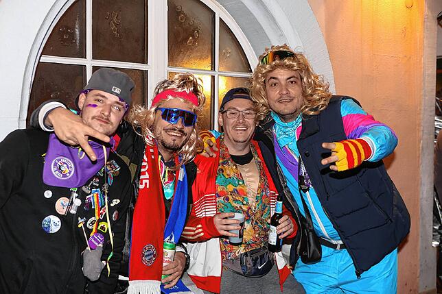Bild 32: Konstanzer Straßenfasnacht 2025: Am Fasnachtssamstag werden Besenwirtschaften gestürmt