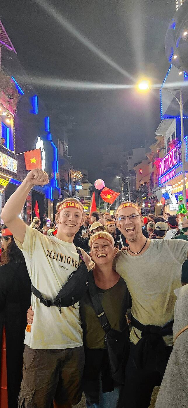 Mit seiner Mutter Daniela und seinem Vater Herbert feiert er in Hanoi den Sieg der Fußball-Nationalmannschaft von Vietnam.