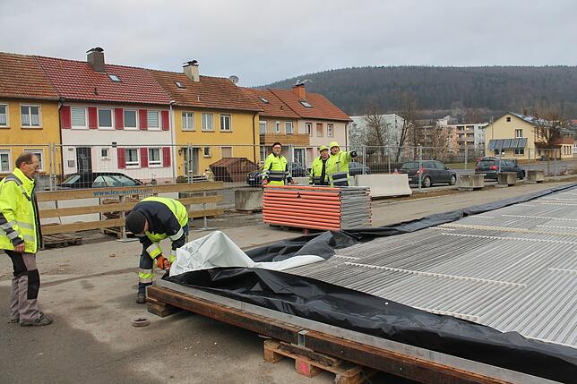 Beim Aufbau der Eisbahn sind die Mitarbeiter des Bauhofs ständig im Einsatz.
