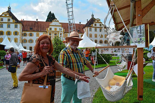 Anita und Gerhard Wachter aus Salem interessieren sich für eine Hängewiege fürs fünfte Enkelkind.