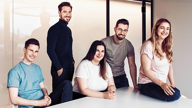 Florian Dyballa, David Biller, Jasmine Aslan, Arbnor Raci und Alexandra Kammer arbeiten an Aivy und freuen sich über die große ...