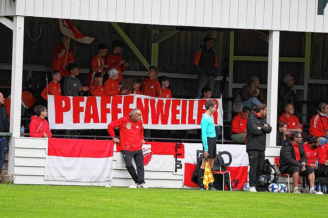 Bild 30: FC Pfaffenweiler feiert nach 2:1-Erfolg Relegationsplatz. Wir waren mit der Kamera dabei.