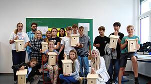 Bei dem Projektag rund um die Hochrheinbahn haben die Schüler der 6b des Hochrhein-Gymnasiums auch Nistkästen gebastlet.