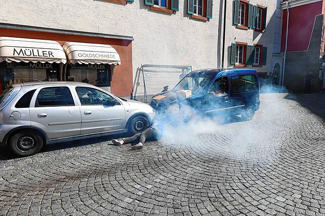 Das erste Szenario für die Einsatzkräfte ist ein Verkehrsunfall mit einem Gefahrguttransporter mit verletzten und eingeklemmten Personen.