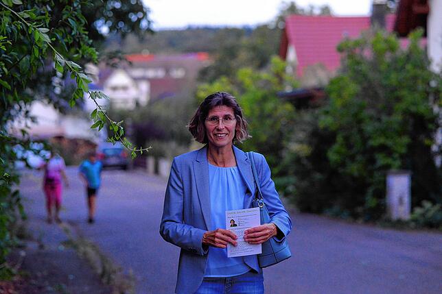 Zum Schluss geht sie im Wohngebiet auf Briefkastensuche: Das ist zeitweise ganz schön kompliziert. In der Dämmerung sind nur noch wenige ...