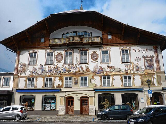 Klassisches Oberammergau: Der Ort ist für seine &bdquo;Lüftlmalereien&ldquo;, kunstreich gemalte Scheinfassaden, bekannt. Viele ältere ...