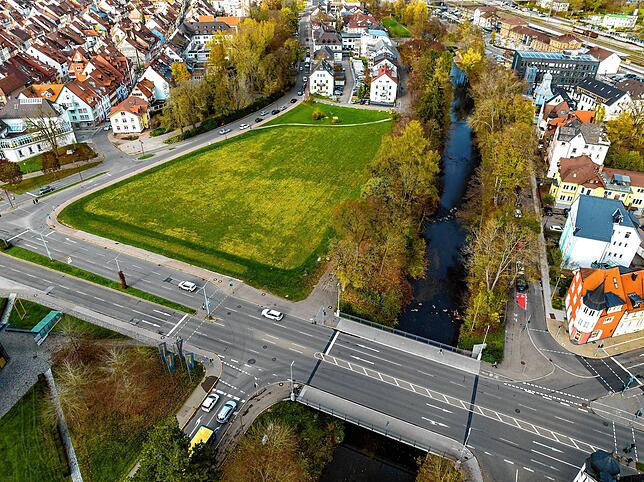 Blick auf das Baugrundstück altes Tonhallengelände aus der Luft. Im Vordergrund die Bertholdstraße.