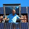 Thomas Bucher aus Salem zeigt auf die installierten Solar-Module. Sie können theoretisch pro Jahr bis zu 9000 Kilowattstunden ...