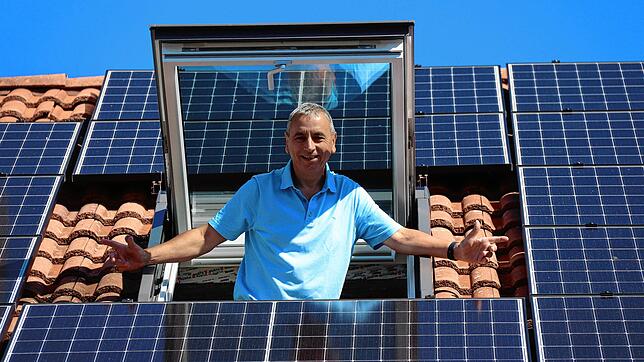 Thomas Bucher aus Salem zeigt auf die installierten Solar-Module. Sie können theoretisch pro Jahr bis zu 9000 Kilowattstunden ...