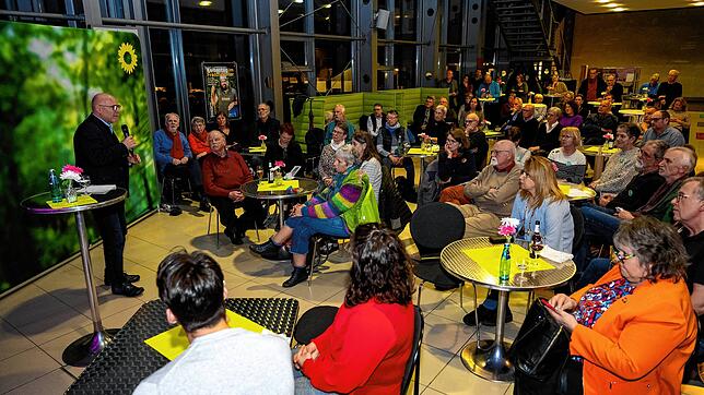 Verkehrsminister Winfried Hermann im Dialog mit der Bürgerschaft im Foyer des Franziskaner-Museums. Rund 80 Zuhörer waren gekommen.