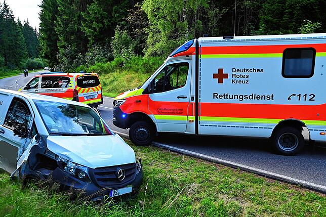 Trotz Großaufgebot an Rettungskräften und Notarzt gibt es für den bei Schönwald verunglückten Motorradfahrer keine Hilfe mehr. Er stirbt ...