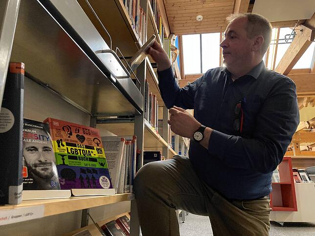 Volker Fritz räumt DVDs in ein Regal in der Stadtbibliothek am Muslenplatz in Schwenningen. Die Filme gehören – ebenso wie die Bücher im ...
