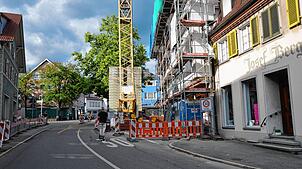 Seit mehr als einem Jahr schon ragt die Baustelle am Stadtgraben in die Straße. Der Baukran soll nun bis Mitte des Monats weichen. Dann ...