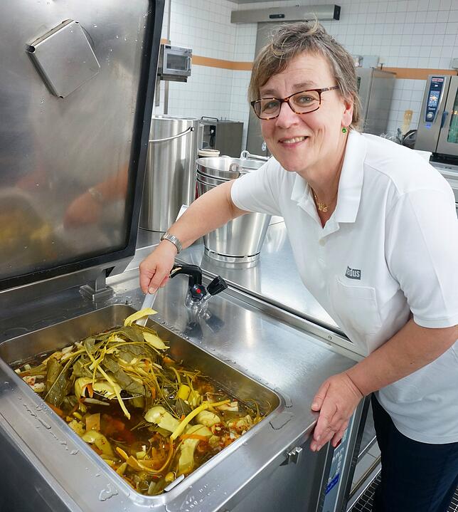Legendäre Brühe: Sedus Mitarbeiterin Carola Schlegel zeigt, was in Emma Stolls berühmter Gemüsebrühe Geschmack gibt.