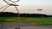 Bei der Einreise nach der Landung am Flughafen Friedrichshafen musste eine 33-Jährige zunächst eine seit über zwei Jahren fällige ...