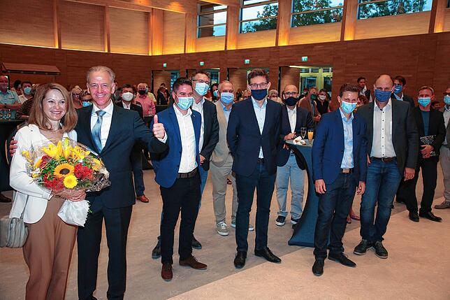 Johannes Moser und Gattin Sonja freuen sich nach dem Verkünden des Wahlergebnisses in der Engener Stadthalle. Daneben stehen prominente ...
