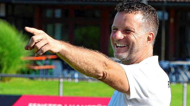 Reiner Steck, Trainer des FC RW Salem, darf sich freuen. Seine Mannschaft beendet die Saison mit einem 3:1 über Worblingen.