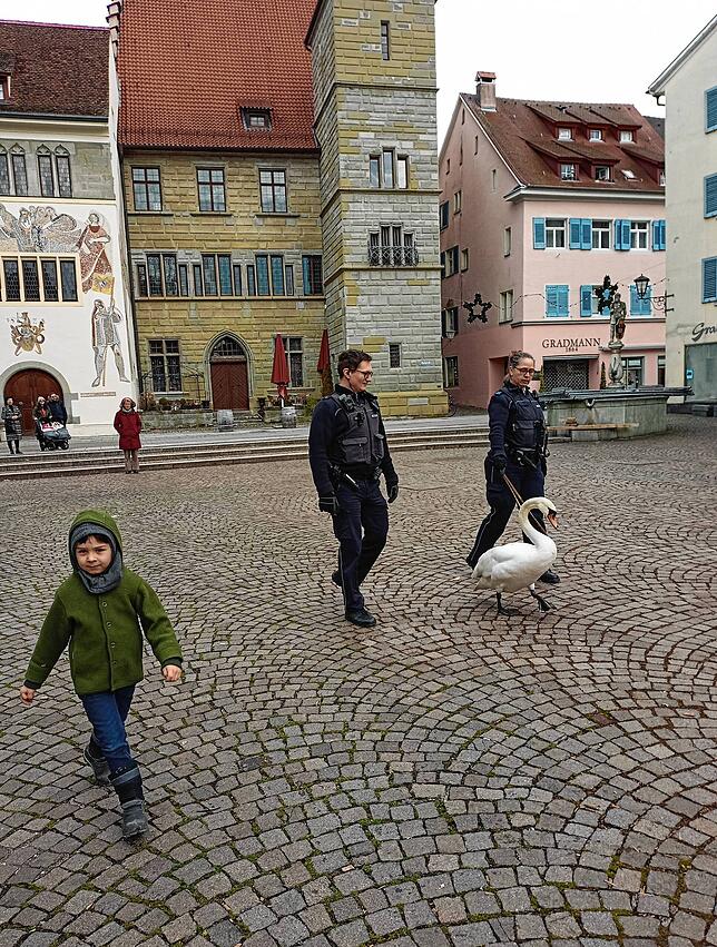 Der fünfjährige Aurelian Parys (links) war mit seiner Mutter Elisa Parys vor Ort, als zwei Polizisten am zweiten Weihnachtsfeiertag ...