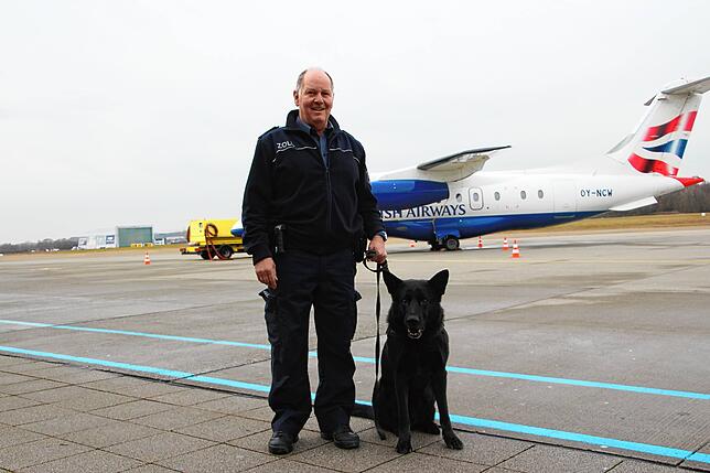 Zollhundetrainer Dieter Lohr mit seinem eigenen Spührhund Geronimo.