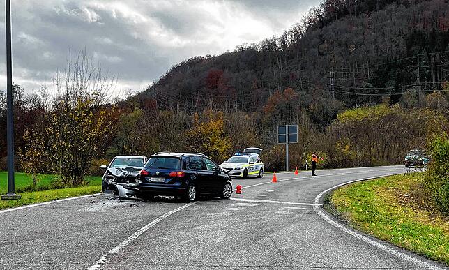 Die beiden Fahrzeuge nach dem Unfall im Kurvenbereich.