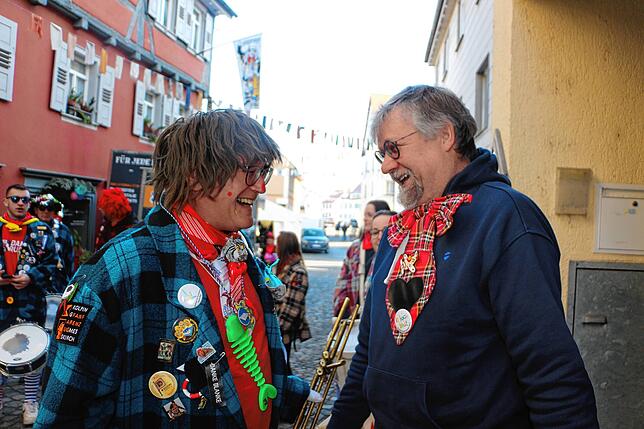 Redaktionsleiter Manfred Dieterle-Jöchle verleiht Martin Schlude den traditionellen SÜDKURIER-Fasnachtsorden.