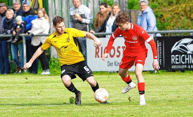 Bad Dürrheims Luca Braig (rechts) bereitete seinen Gegenspielern im Duell Eins-gegen-Eins gehörig Probleme. Hier versucht er sich gegen ...