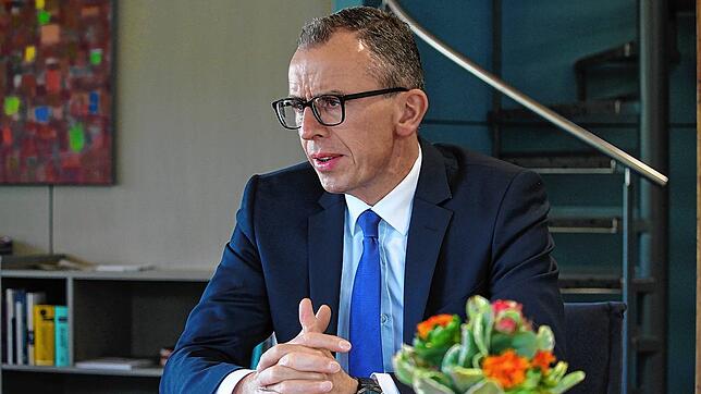 Für Landrat Sven Hinterseh ist das frühere und vermehrte Einbinden von Geflüchteten in den Arbeitsmarkt eine kurzfristige Hilfsoption im ...