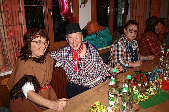 Bild 1: Gasthaus in Aftholderberg im Zeichen der Cowgirls – Schunkeln und Mitsingen beim Weiberball!