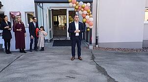 Anlässlich der Eröffnungsfeier des Hotel Garni Magnolie, die am Samstag stattfand, gratulierte Bürgermeister Ulrich Krieger der Familie ...