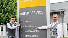 Glasermeister Arno Jäger (rechts) sowie Rollladen- und Sonnenschutztechnik-Meister Simeon Jäger geben im Familienunternehmen die ...