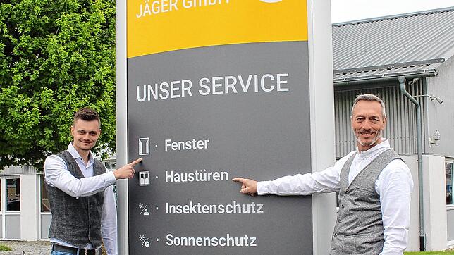Glasermeister Arno Jäger (rechts) sowie Rollladen- und Sonnenschutztechnik-Meister Simeon Jäger geben im Familienunternehmen die ...