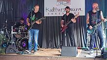 Vorhangschdängli (von links): Schlagzeuger René Potthin, Gitarrist Frank Uecker, Bassist Kai Giesen und Gitarrist Christian Abel.