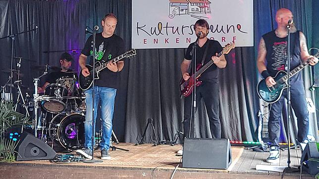Vorhangschdängli (von links): Schlagzeuger René Potthin, Gitarrist Frank Uecker, Bassist Kai Giesen und Gitarrist Christian Abel.
