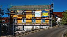 Mit 183.947 Euro liegt die Gemeinde bei Arbeiten für den Neubau der Flüchtlingsunterkunft 77,9 Prozent unter den dafür geplanten Kosten. ...