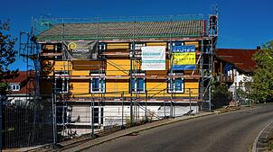 Mit 183.947 Euro liegt die Gemeinde bei Arbeiten für den Neubau der Flüchtlingsunterkunft 77,9 Prozent unter den dafür geplanten Kosten. ...